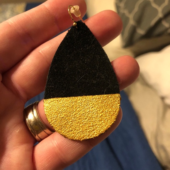 Black/gold leather teardrop shape earrings - Picture 1 of 3